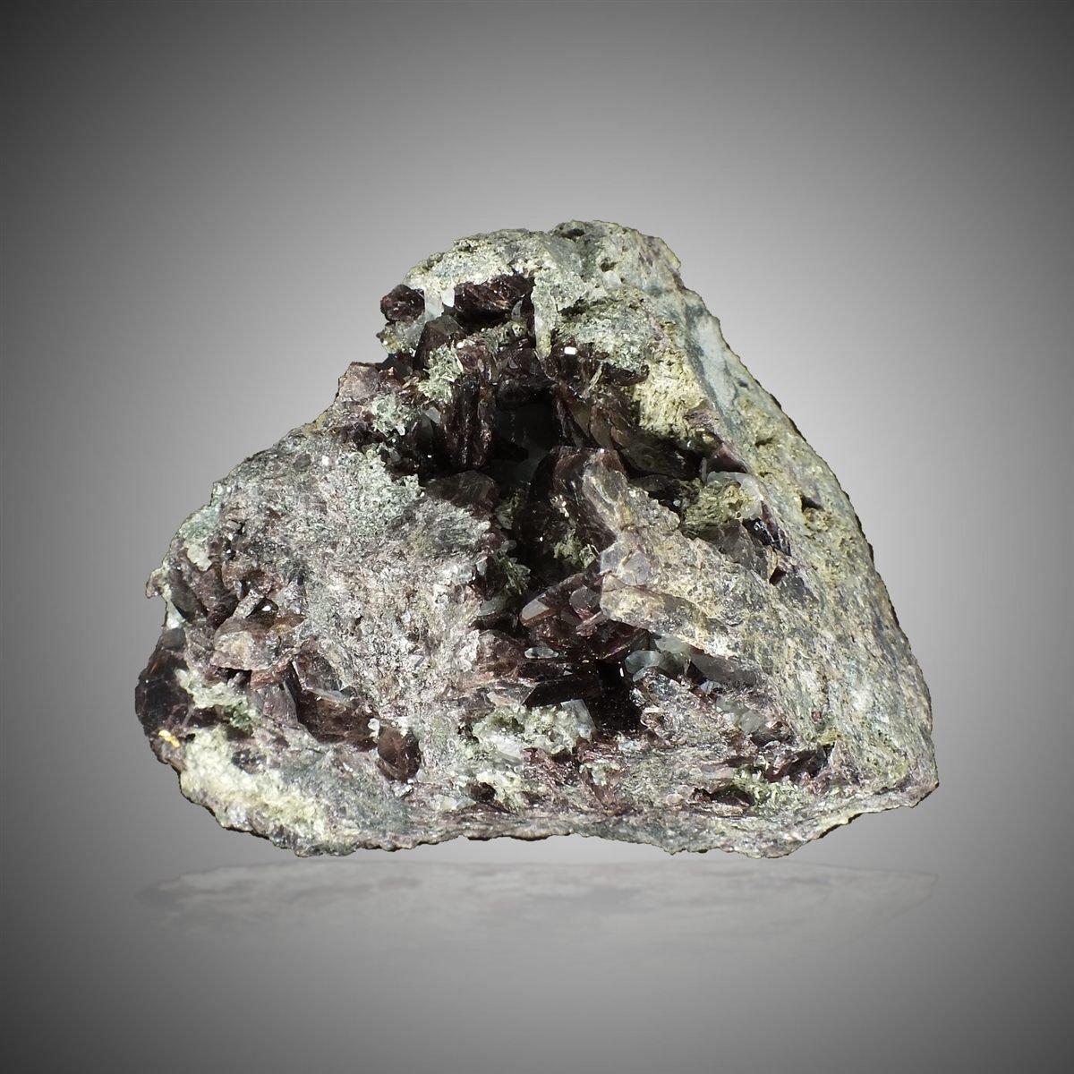 Axinite-(Fe) with Actinolite photo 4