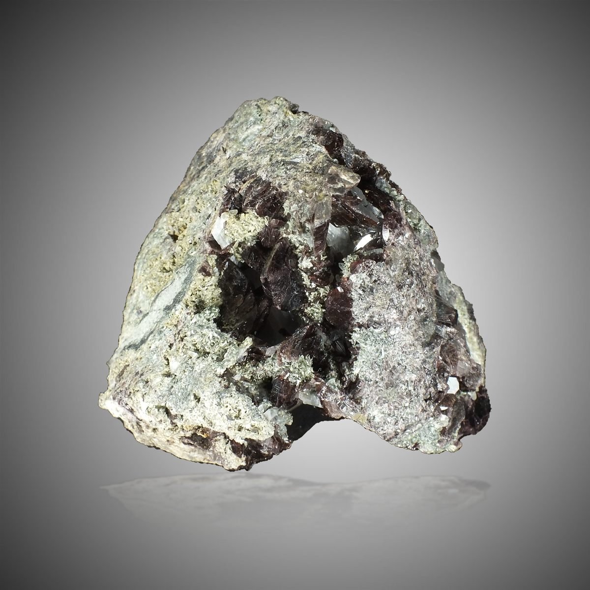 Axinite-(Fe) with Actinolite photo 8