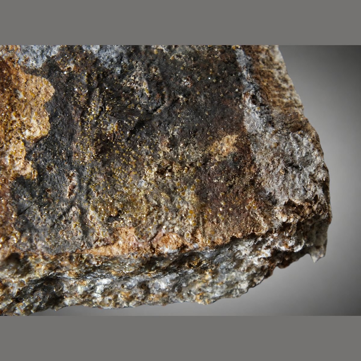 Stolzite photo 6