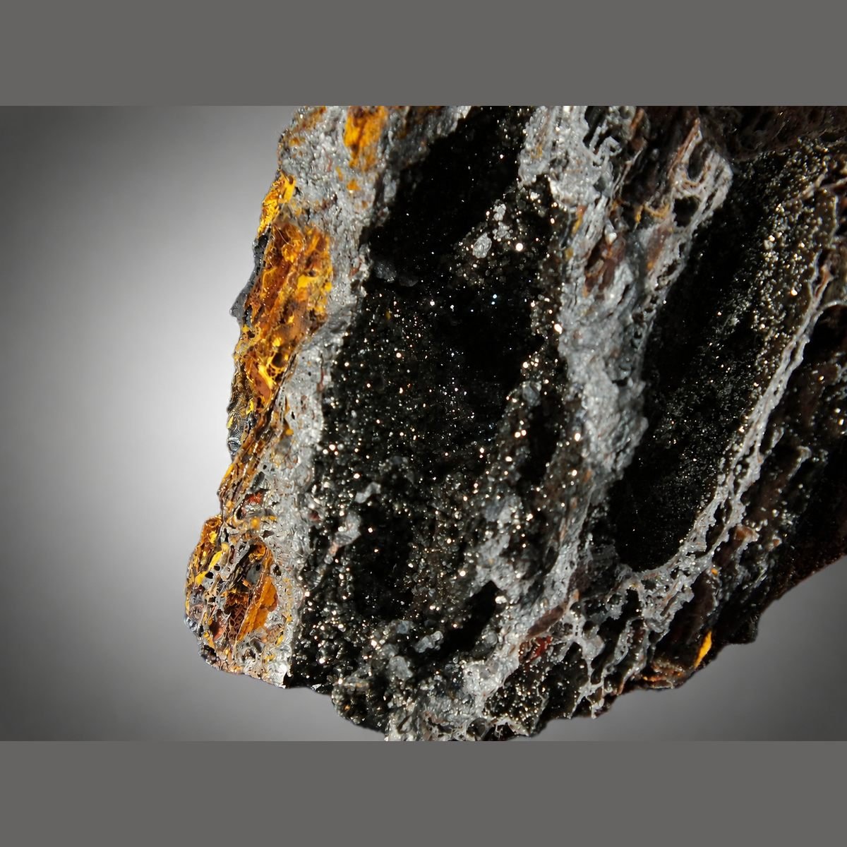 Mimetite with Coronadite photo 3
