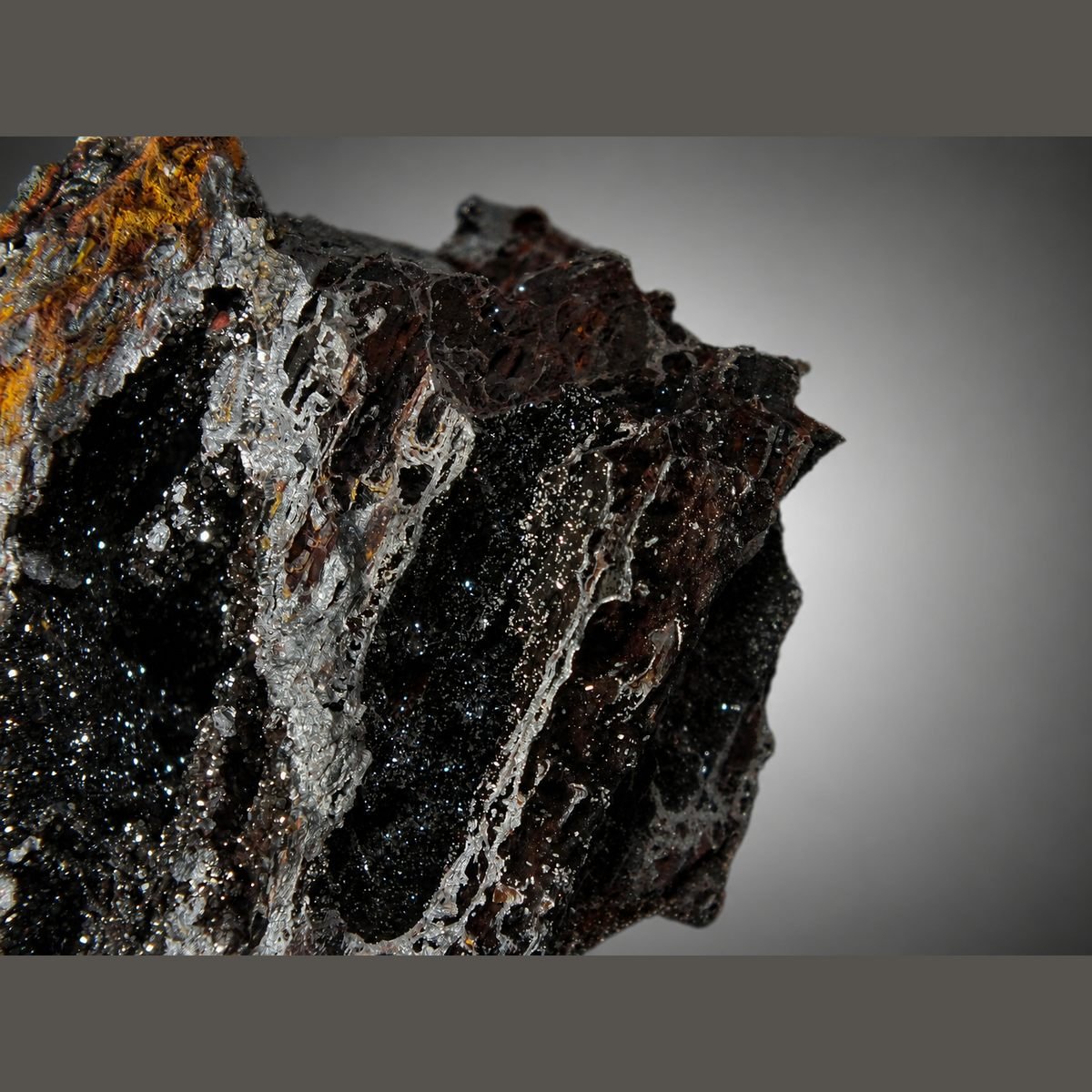 Mimetite with Coronadite photo 4