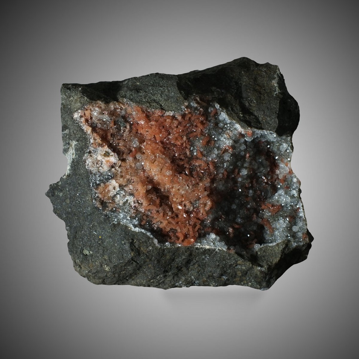 Gmelinite-Na with Analcime