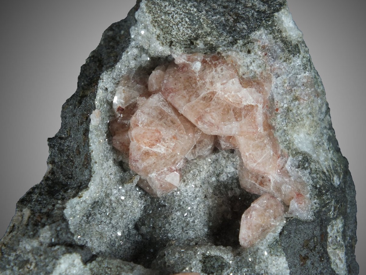 Gmelinite-Na with Analcime