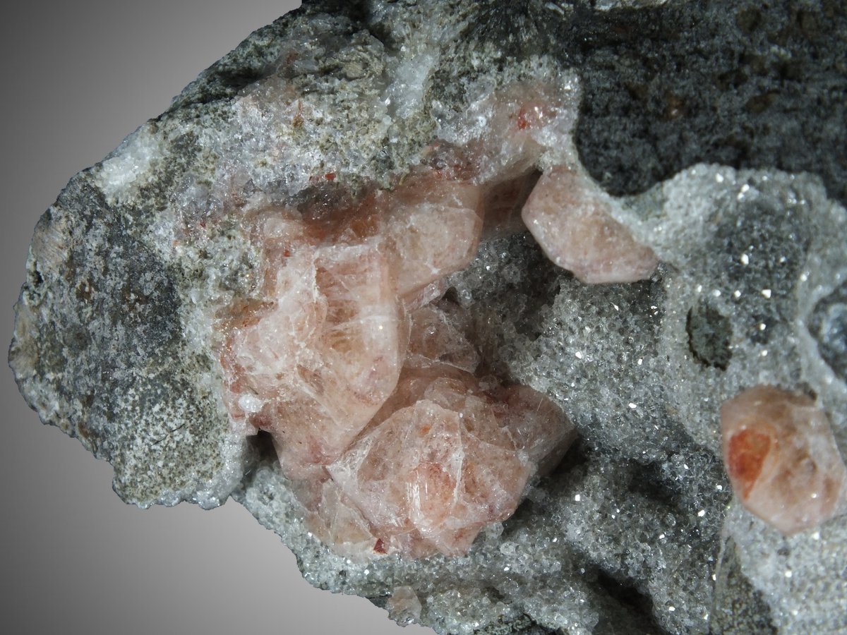 Gmelinite-Na with Analcime photo 3