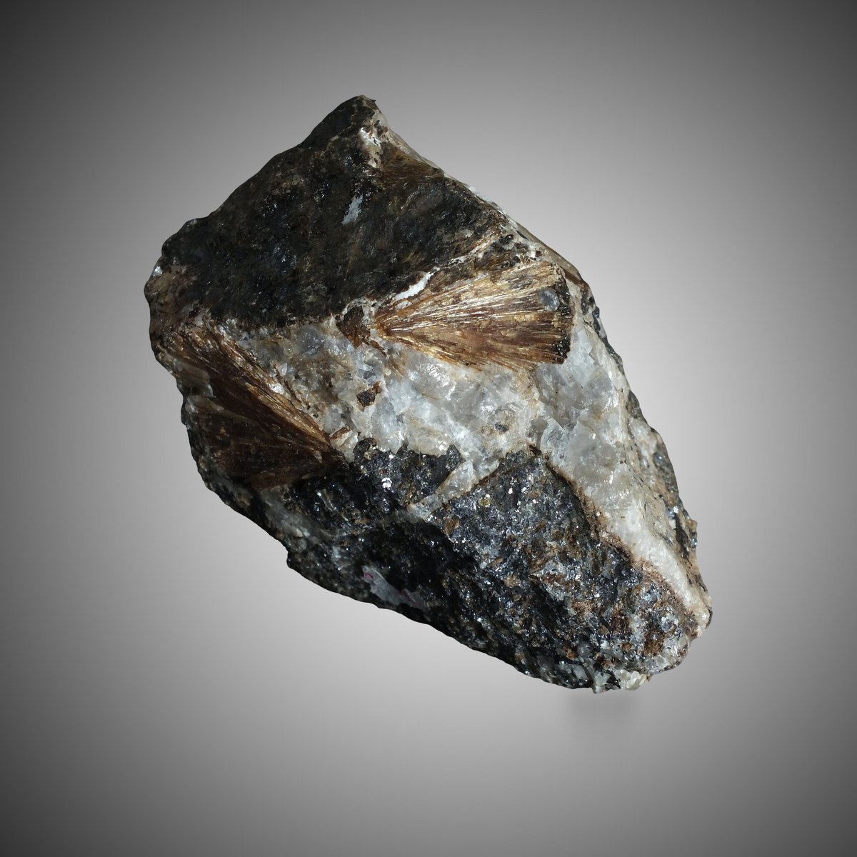Inesite with Sturtite photo 7